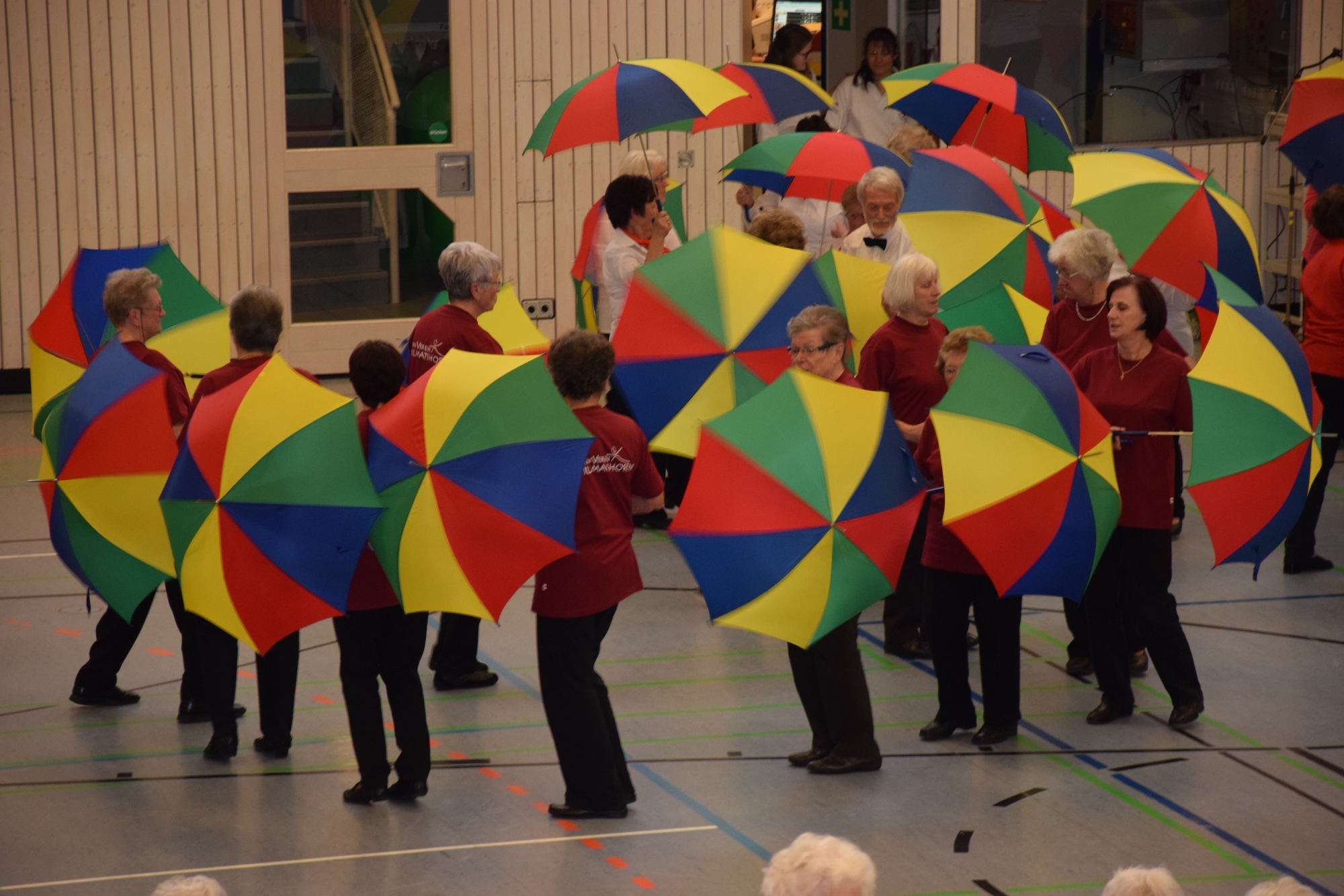 Schirmgymnastik mit über 100 Teilnehmern aus 10 Vereinen